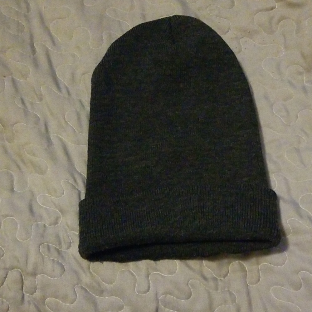 A winter hat - Picture 2 of 4